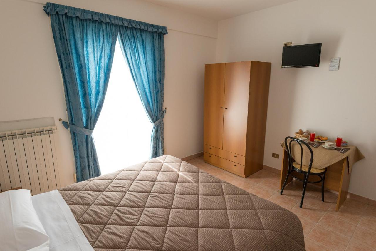 Albergo Della Corte เปสกัสเซโรลี ภายนอก รูปภาพ